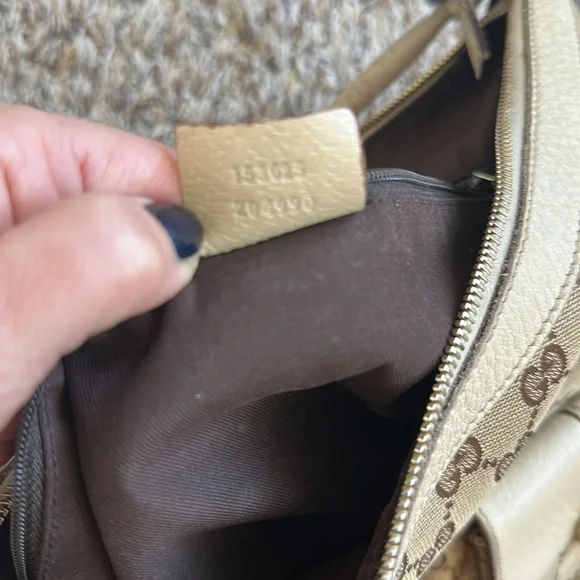 Gucci bag pretty good condition. I love this bag. Very versatile - Picture 7 of 12